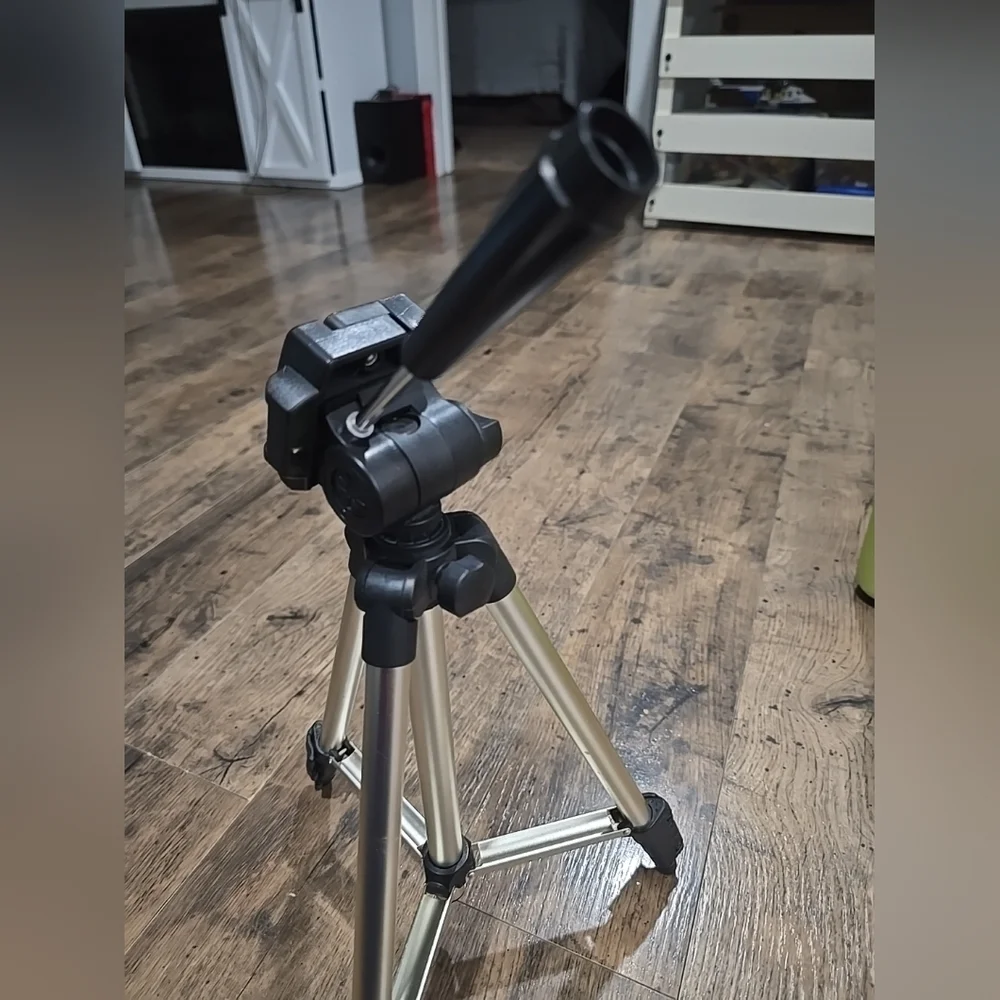 Merkury expandable tripod